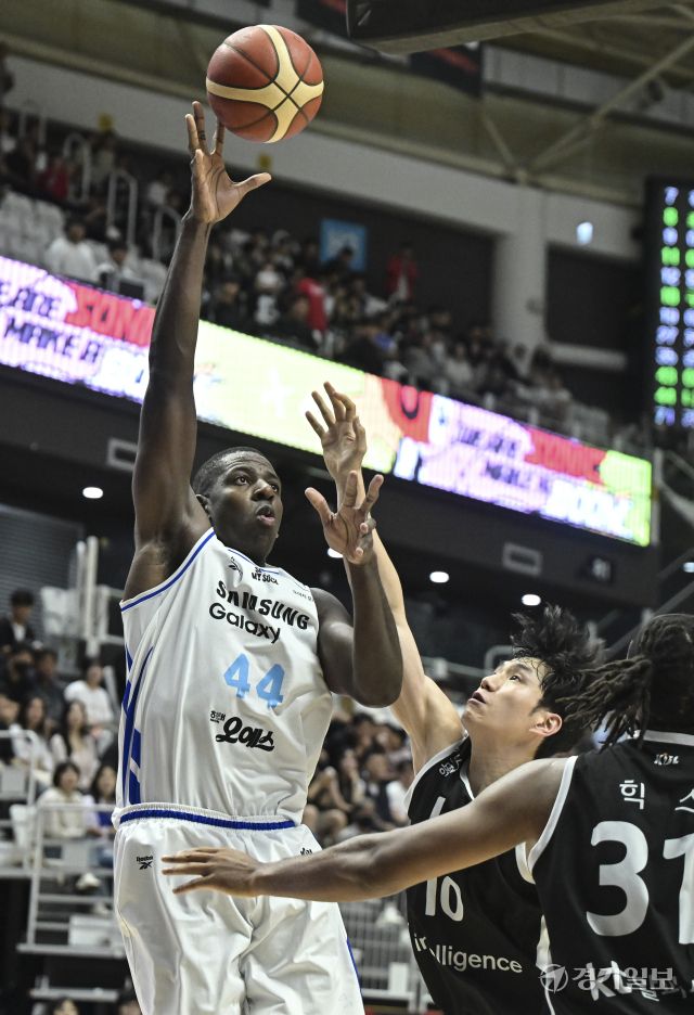 프로농구 KT, 삼성에 74-66으로 승리해 단독 선두 [포토뉴스]