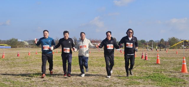 손을 마주잡고 결승점을 통과하고 있는 5명(김응칠, 이영하, 정윤석, 김주용, 송진석)의 40년 지기 친구들. 안형철기자