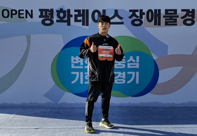 보디빌더 마선호가 1일 오전 파주 임진각 일원에서 열린 '2025 DMZ OPEN 평화레이스'를 완주한 뒤 경기일보와 인터뷰에서 포즈를 취하고 있다. 김경희기자