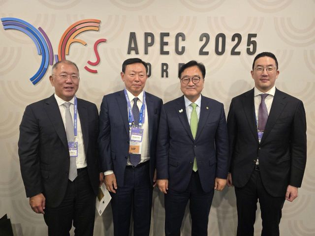 우원식 국회의장이 1일 자신의 페이스북에 정의선 현대자동차 회장, 신동빈 롯데그룹 회장, 구광모 LG 회장과 만나 함께 찍은 사진을 게시했다. 우원식 국회의장 페이스북 갈무리