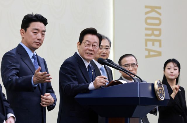 이재명 대통령이 1일 경북 경주 국제미디어센터에서 APEC 정상회의 기자회견 중 질문하는 기자를 바라보고 있다. 연합뉴스