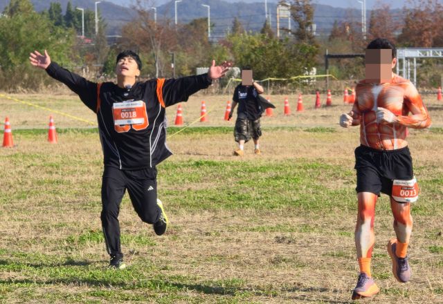 보디빌더 마선호가 1일 오전 파주 임진각 일원에서 열린 'DMZ OPEN 평화레이스' 장애물레이스 경기를 마친 뒤 그룹원과 함께 환호하며 종료지점에 들어서고 있다. 김경희기자