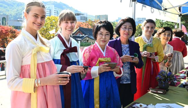 1일 인천 문학동 인천도호부관아에서 열린 '제26회 전국 인설 차 문화전-차예절 경연대회'에서 최소연 규방다례보존회 이사장과 최미리 가천대 수석부총장이 외국인 참가자들과 기념촬영을 하고 있다. 조병석 기자