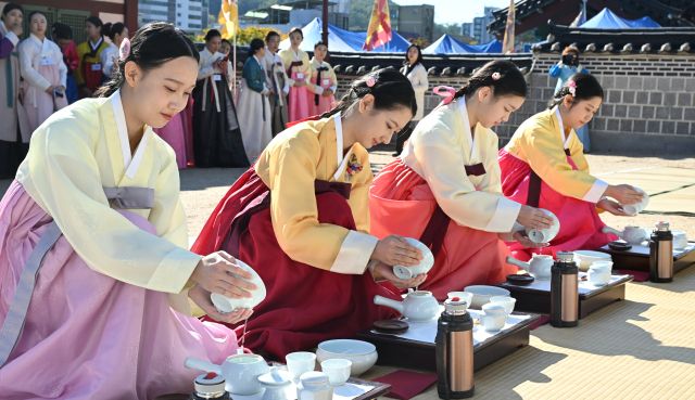 1일 인천 문학동 인천도호부관아에서 열린 '제26회 전국 인설 차 문화전-차예절 경연대회'에 참가한 학생들이 정성을 다해 차를 우려내고 있다. 조병석 기자