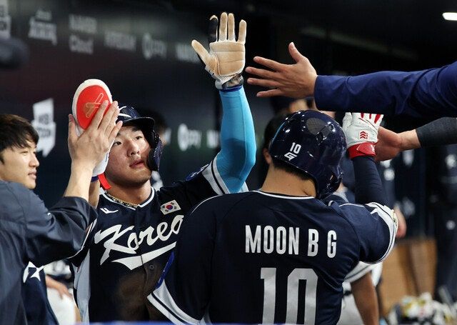 한국 야구대표팀 안현민이 9일 서울 고척스카이돔에서 열린 체코와의 평가전에서 3회 득점한 뒤 더그아웃에서 축하를 받고 있다. 연합뉴스