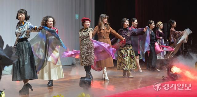 10일 오후 안양시 롯데백화점 평촌점 문화홀에서 열린 신중년 생애설계 박람회 &amp; 자선 패션쇼에서 안양시 시니어모델 아카데미 수료생들이 자선 패션쇼를 선보이고 있다. 이날 열린 패션쇼에서 기부된 모금액들은 관내 어려운 이웃들에게 지원될 예정이다. 윤원규기자