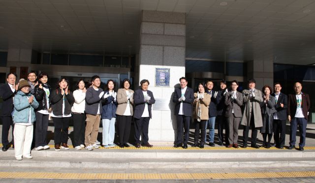 10일 오전 안양시청 본관 로비에서 안양공정무역협의회 주관으로 열린 ‘2025 안양시 공정무역도시 재인증식 및 공정무역 포트나잇 개막식’에서 최대호 시장이 안양공정무역협의회 관계자, 공정무역 활동가 등과 기념촬영을 하고 있다. 안양시 제공