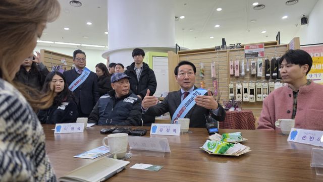 10일 유정복 인천시장이 인천 남동구 예술회관역에서 천원택배를 이용하는 소상공인 및 서포터즈와 간담회를 하고 있다. 장민재 기자