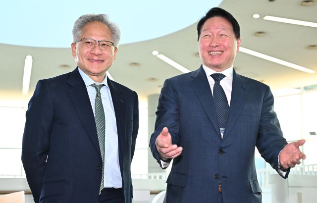 젠슨 황 엔비디아 CEO(왼쪽)와 최태원 대한상공회의소 회장(오른쪽). 2025 APEC 공동취재단 제공