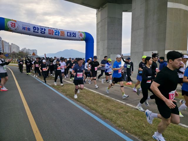 8일남양주시 삼패지구에서 열린 ‘제1회 경기교총 회원 및 가족 한강 마라톤대회’ 에 참가한 회원들이 출발점에서 뛰어나가고 있다. 경기도교원단체총연합회 제공