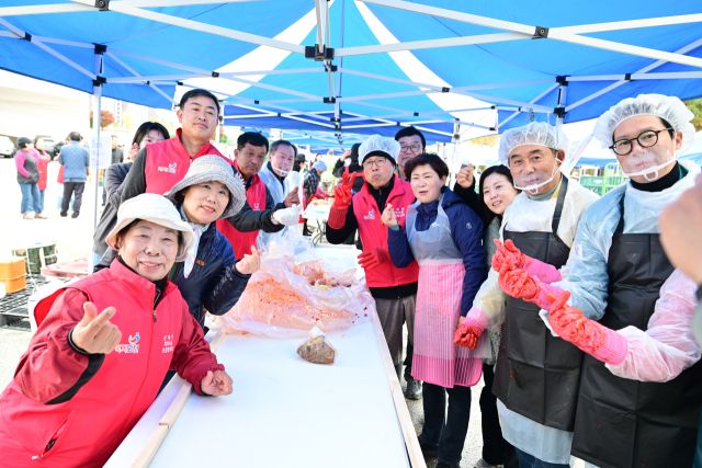 백영현 포천시장과 임종훈 포천시의회 의장을 비롯한 300여명의 시민 봉사자들이 함께 연합김장을 마무리하며 환하게 웃고 있다. 포천시 제공
