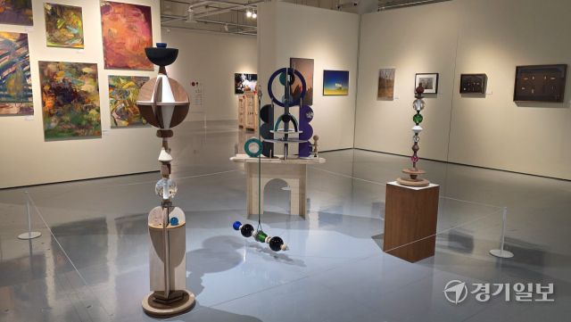 오유경 작가의 ‘바람의 탑’ 작품. 그는 자연, 소멸과 탄생을 탑으로 구체화했다. 이나경기자