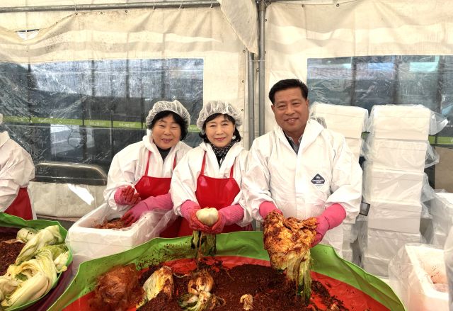 수원축산농협(조합장 장주익)이 10일 수원시 곡반정동 본점 청사에서 ‘사랑의 김장 담그기’ 행사를 열고 기념촬영을 하고 있다. 수원축협 제공