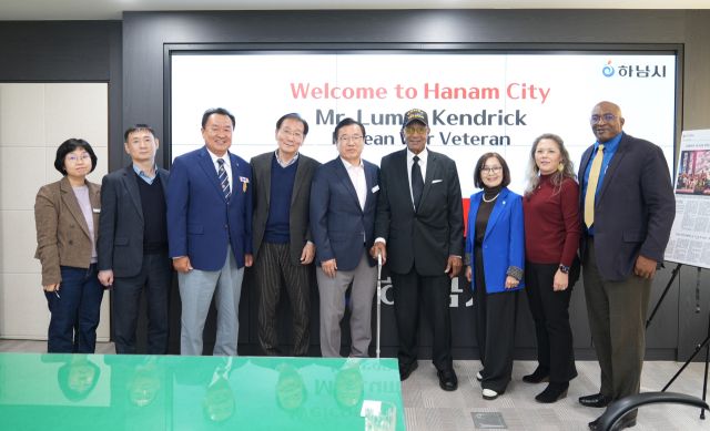 6·25 참전용사 美 아칸소주 출신 루마스 켄드릭씨(오른쪽 네번째)가 하남시를 찾아 이현재 시장과 기념 촬영하고 있다. 하남시 제공