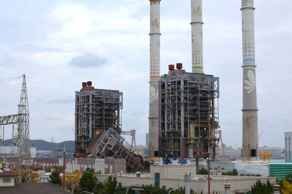 한국동서발전 울산발전본부 울산화력발전소 내 보일러 타워 붕괴 사고 닷새째인 10일 발전소 내 붕괴한 기력 5호기 보일러 타워 양옆으로 4·6호기가 위태롭게 서 있다. 연합뉴스