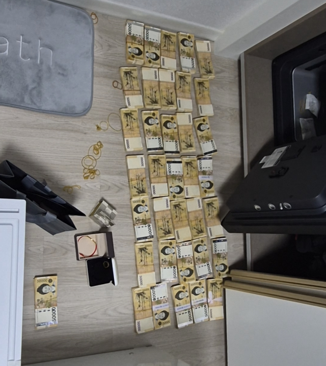 경찰이 사기 범행을 벌인 일당으로부터 압수한 현금들. 인천경찰청 제공