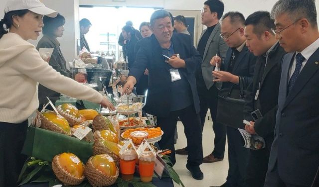 포천을 대표하는 9개 생산단체가 자사 제품을 소개하고, 대형 유통사 관계자들과 상담을 진행하고 있다. 포천시 제공