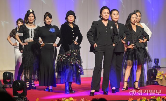 10일 오후 안양시 롯데백화점 평촌점 문화홀에서 열린 신중년 생애설계 박람회 &amp; 자선 패션쇼에서 안양시 시니어모델 아카데미 수료생들이 자선 패션쇼를 선보이고 있다. 이날 열린 패션쇼에서 기부된 모금액들은 관내 어려운 이웃들에게 지원될 예정이다. 윤원규기자