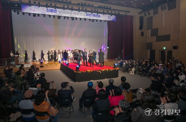 10일 오후 안양시 롯데백화점 평촌점 문화홀에서 열린 신중년 생애설계 박람회 &amp; 자선 패션쇼에서 안양시 시니어모델 아카데미 수료생들이 자선 패션쇼를 선보이고 있다. 이날 열린 패션쇼에서 기부된 모금액들은 관내 어려운 이웃들에게 지원될 예정이다. 윤원규기자