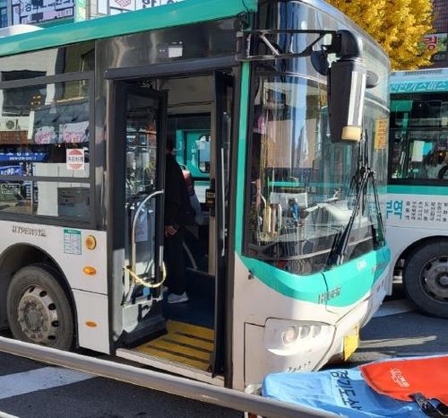 부천 원미구 심곡동 시내버스와 소형차 충돌사고 현장. 부천소방서 제공