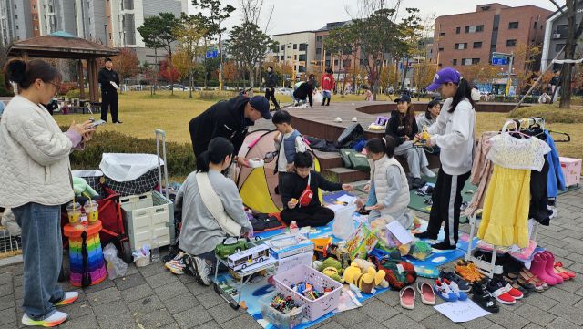 이천 마장초 학부모회가 학생들과 함께 아나바다 장터를 열었다. 마장초 제공