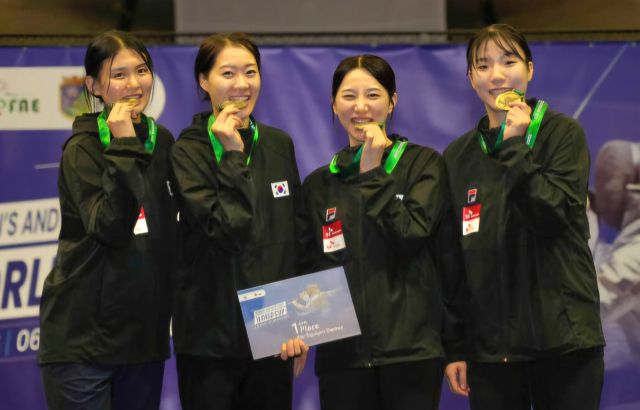 한국 여자 펜싱 사브르 대표팀의 윤소연, 서지연, 김정미, 전하영(왼쪽부터)이 2025 알제리 알제 남녀 사브르 국제월드컵 단체전에서 우승을 차지한 뒤 기념촬영을 하고 있다. 대한펜싱협회 제공