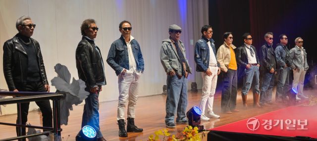 10일 오후 안양시 롯데백화점 평촌점 문화홀에서 열린 신중년 생애설계 박람회 &amp; 자선 패션쇼에서 안양시 시니어모델 아카데미 수료생들이 자선 패션쇼를 선보이고 있다. 이날 열린 패션쇼에서 기부된 모금액들은 관내 어려운 이웃들에게 지원될 예정이다. 윤원규기자