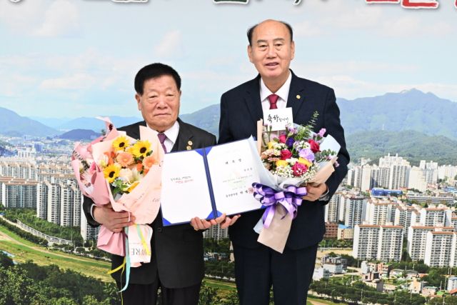 동두천시 ‘1일 명예시장’으로 위촉된 양순종 동두천시자원봉사센터 상임부회장(왼쪽)이 10일 박형덕 동두천시장과 함께 있는 모습. 송진의기자