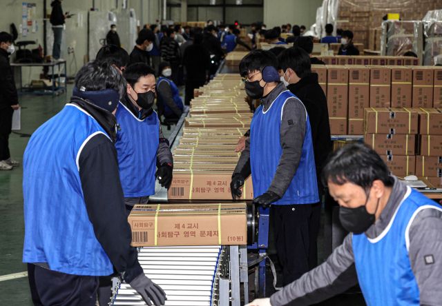 2026학년도 대학수학능력시험을 사흘 앞둔 10일 세종시의 한 인쇄공장에서 관계자들이 수능 문제지와 답안지를 전국 시도 교육청으로 배부하기 위해 차량으로 옮기고 있다. 연합뉴스