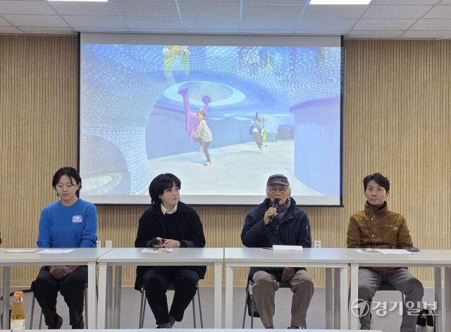 지난달 29일 열린 경기창작캠퍼스 공공갤러리 개관 간담회에서 민정기 작가가 소회를 밝히고 있다. (오른쪽부터)최기창, 민정기 작가, 등록 갤러리스트이자 이번 전시의 공동기획자인 황희승 아터테인 디렉터 등. 이나경기자