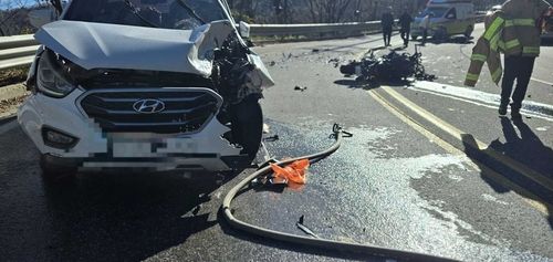 반파된 투싼 승용차가 도로 위에 서 있다. 강원특별자치도소방본부 제공