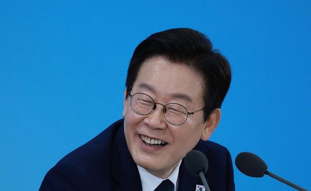 이재명 대통령이 7일 대전 유성구 국립중앙과학관에서 열린 '다시 과학기술인을 꿈꾸는 대한민국' 국민보고회에서 참석자 발언을 경청하고 있다. 연합뉴스