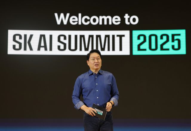 최태원 SK그룹 회장이 3일 서울 강남구 코엑스 오디토리움에서 열린 'SK AI 서밋 2025' 키노트 세션에서 'AI Now &amp; Next'를 주제로 기조연설을 하고 있다. 연합뉴스