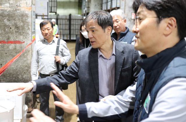 홍동곤 한강유역환경청장(가운데)이 10일 용인시 ㈜한국의료환경을 찾아 폐기물 중간처분(소각) 공정 및 방지시설을 점검하고 있다. 한강유역환경청 제공