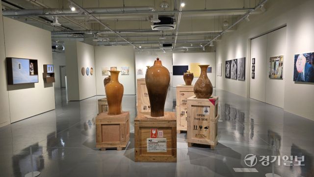 경기창작캠퍼스 공공갤러리 개관기획전 ‘다시, 집들이’ 전시 전경. 전면엔 신미경 작가의 ‘Ghost Series’ 연작이 자리하고 있다. 이나경기자