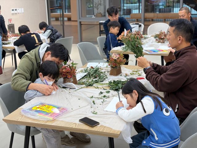 포천시 더 큰 행복 포천시가족센터가 10일 공동육아나눔터에서 아빠와 자녀가 함께하는 ‘꽃 피는 우리집’ 프로그램을 진행하고 있다. 포천시 제공