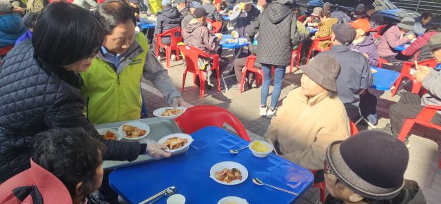 11일 열린 무료 점심 나눔 행사에 참석한 주광덕 남양주시장이 지역주민들을 위해 음식을 서빙하는 모습. 안형철기자