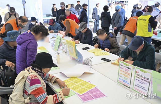 수원특례시 화성행궁 광장에서 열린 '제18회 노인일자리 채용 한마당'에서 구직자들이 취업신청서와 이력서를 작성하고 있다. 이번 박람회는 60세 이상 어르신을 대상으로 16개 이상 업체가 총 50명을 채용했다. 홍기웅기자