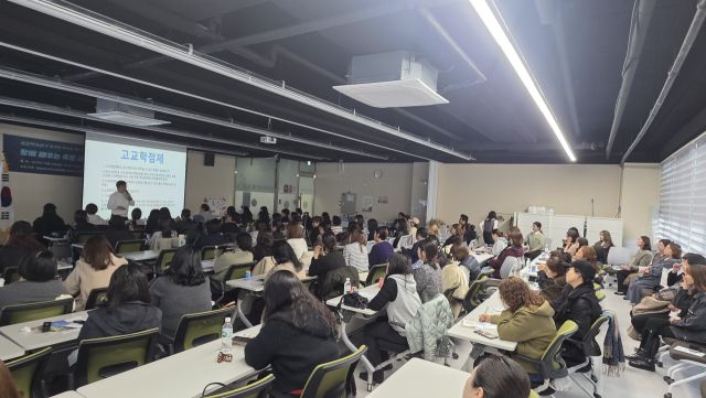 옥정지역 초중고 학부모들이 옥정학쓰리 주최로 열린 학부모 연수에서 강사의 특강을 경청하고 있다. 옥정학쓰리 제공