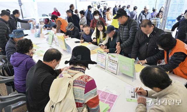수원특례시 화성행궁 광장에서 열린 '제18회 노인일자리 채용 한마당'에서 구직자들이 취업신청서와 이력서를 작성하고 있다. 이번 박람회는 60세 이상 어르신을 대상으로 16개 이상 업체가 총 50명을 채용했다. 홍기웅기자