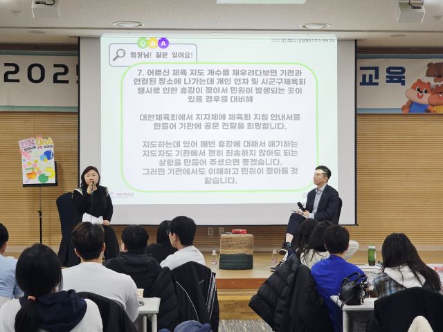 11일 생활체육지도자와 토크 콘서트를 가진 유승민 대한체육회 회장. 대한체육회 제공