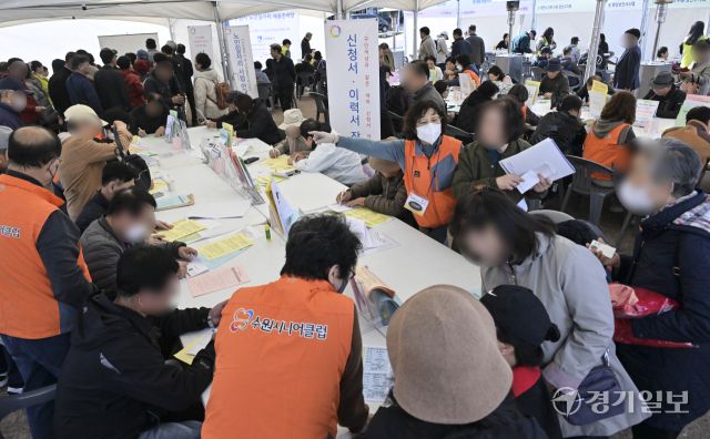 수원특례시 화성행궁 광장에서 열린 '제18회 노인일자리 채용 한마당'에서 구직자들이 취업신청서와 이력서를 작성하고 있다. 이번 박람회는 60세 이상 어르신을 대상으로 16개 이상 업체가 총 50명을 채용했다. 홍기웅기자