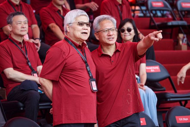 젠슨 황 엔비디아 최고경영자(오른쪽)와 웨이저자 TSMC 회장이 현지시간 8일 대만 신주시에서 열린 TSMC 연례 체육대회에 참석해 대화를 나누고 있다. 연합뉴스