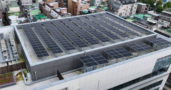 기사의 이해를 돕기 위한 이미지로 직접적인 연관은 없습니다. 안양 석수체육관 옥상에 설치 중인 태양광 패널 모습. 경기일보DB.