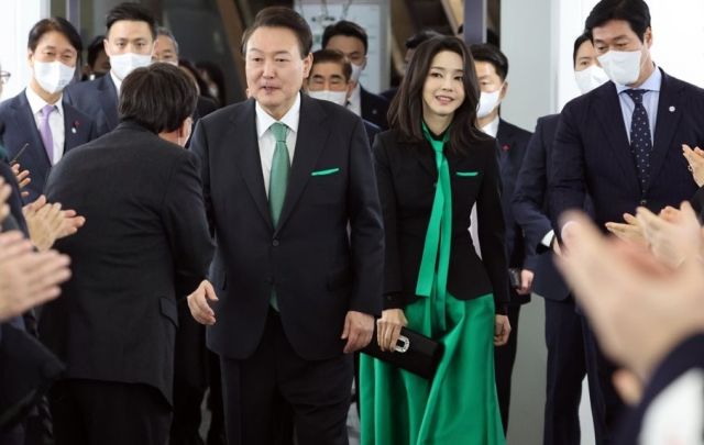 2023년 1월4일 2023 문화예술인 신년 인사회에 입장하고 있는 윤석열 전 대통령과 ‘로저 비비에’ 명품 가방 든 김건희 여사. 연합뉴스