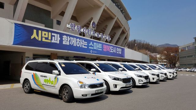 안양도시공사가 수능일에 착한수레 10대를 활용해 보행장애 수험생 이동을 지원한다. 안양시 제공