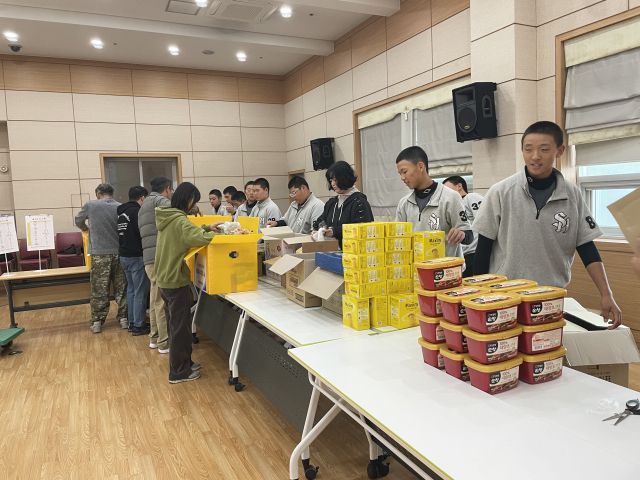 8일 서수원주민편익시설 내 강당에 서수원사회인야구리그 운영 수익금을 통한 취약계층 물품이 마련됐다. 수원YMCA 제공