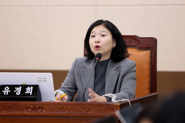 유경희 인천시의회 문화복지위원장(더불어민주당·부평2)이 11일 열린 제305회 인천시의회 제2차 정례회 문화복지위원회 제3차 회의 인천시의료원 행정사무감사에서 질의하고 있다. 인천시의회 제공