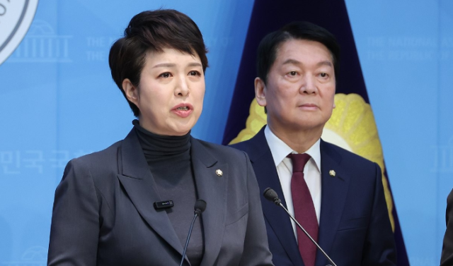 국민의힘 성남 분당 지역구 의원인 김은혜 의원과 안철수 의원(오른쪽)이 11일 서울 여의도 국회 소통관에서 검찰의 대장동 개발 비리 사건 항소 포기를 규탄하는 기자회견을 하고 있다. 연합뉴스