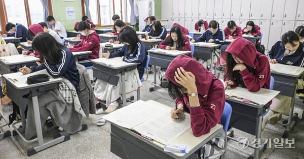 고3 전국연합학력평가가 실시된 지난 5월8일 수원특례시 장안구 영생고등학교에서 3학년들이 신중히 문제를 풀고 있다. 경기일보DB